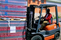 Coca-Cola;-Comoros-Archipelago;-Forklift;-Forklift-driver;-France;-Indian-Ocean;-Industry;-Kaleidos;-Kaleidos-images;-La-parole-à-limage;-Laurent-Abad;-Logistics;-Mayotte;-Pallets;-Stories-Pictures;-Work